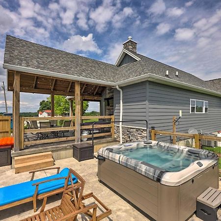 Вилла Chic Williamstown Retreat With Pool And Hot Tub! Экстерьер фото