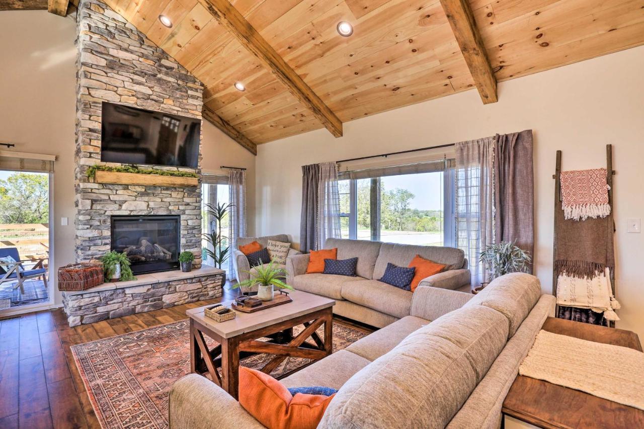 Вилла Chic Williamstown Retreat With Pool And Hot Tub! Экстерьер фото