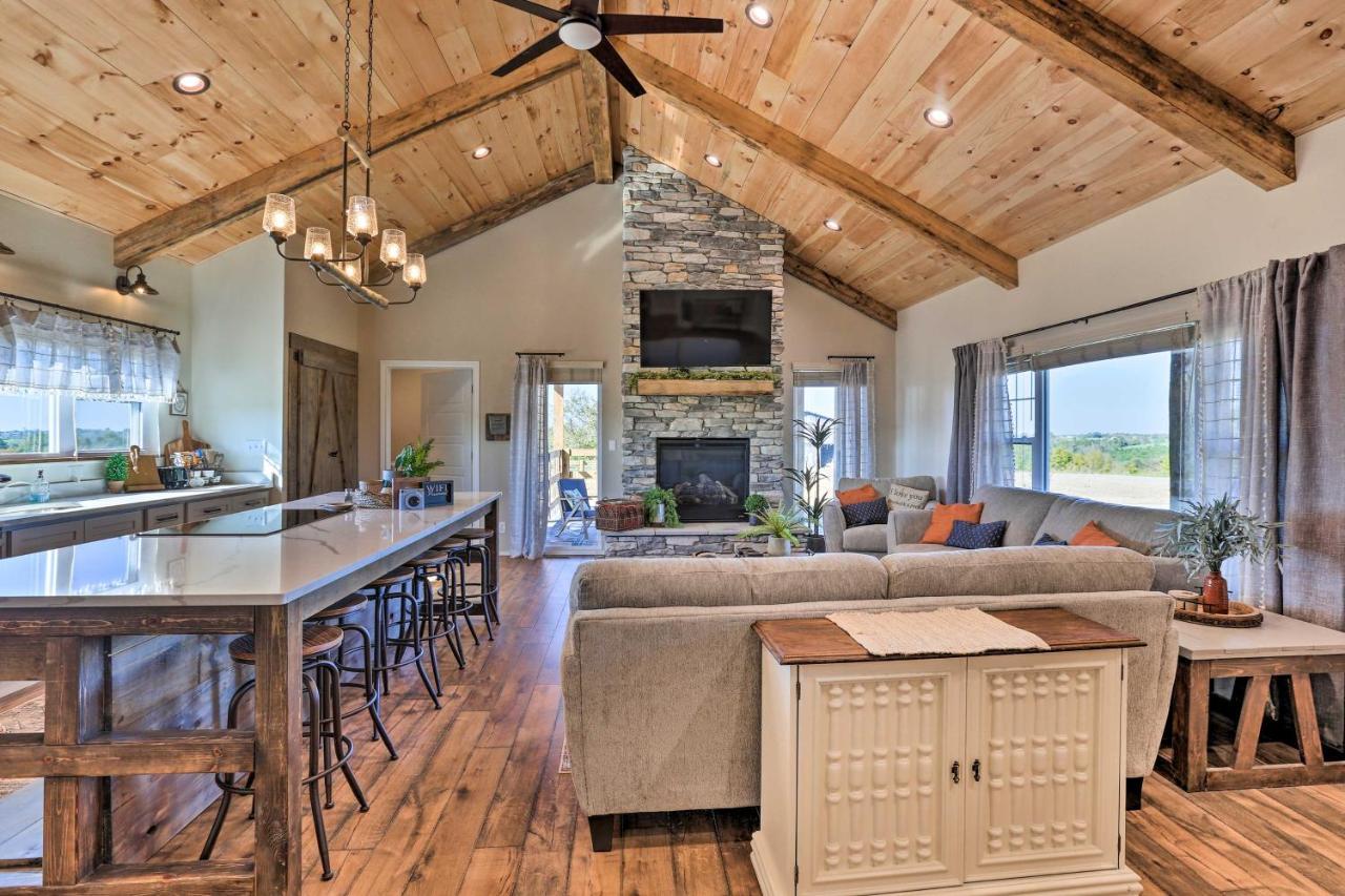 Вилла Chic Williamstown Retreat With Pool And Hot Tub! Экстерьер фото
