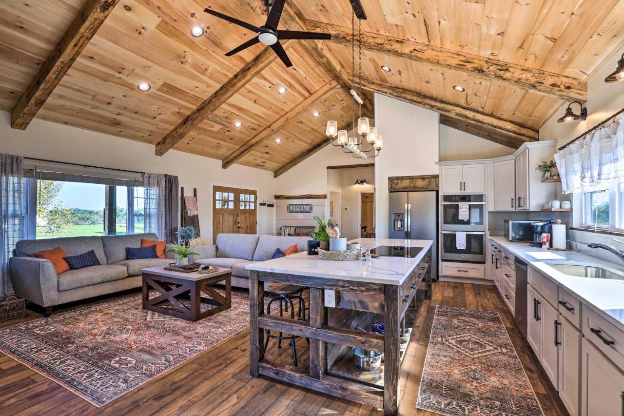 Вилла Chic Williamstown Retreat With Pool And Hot Tub! Экстерьер фото