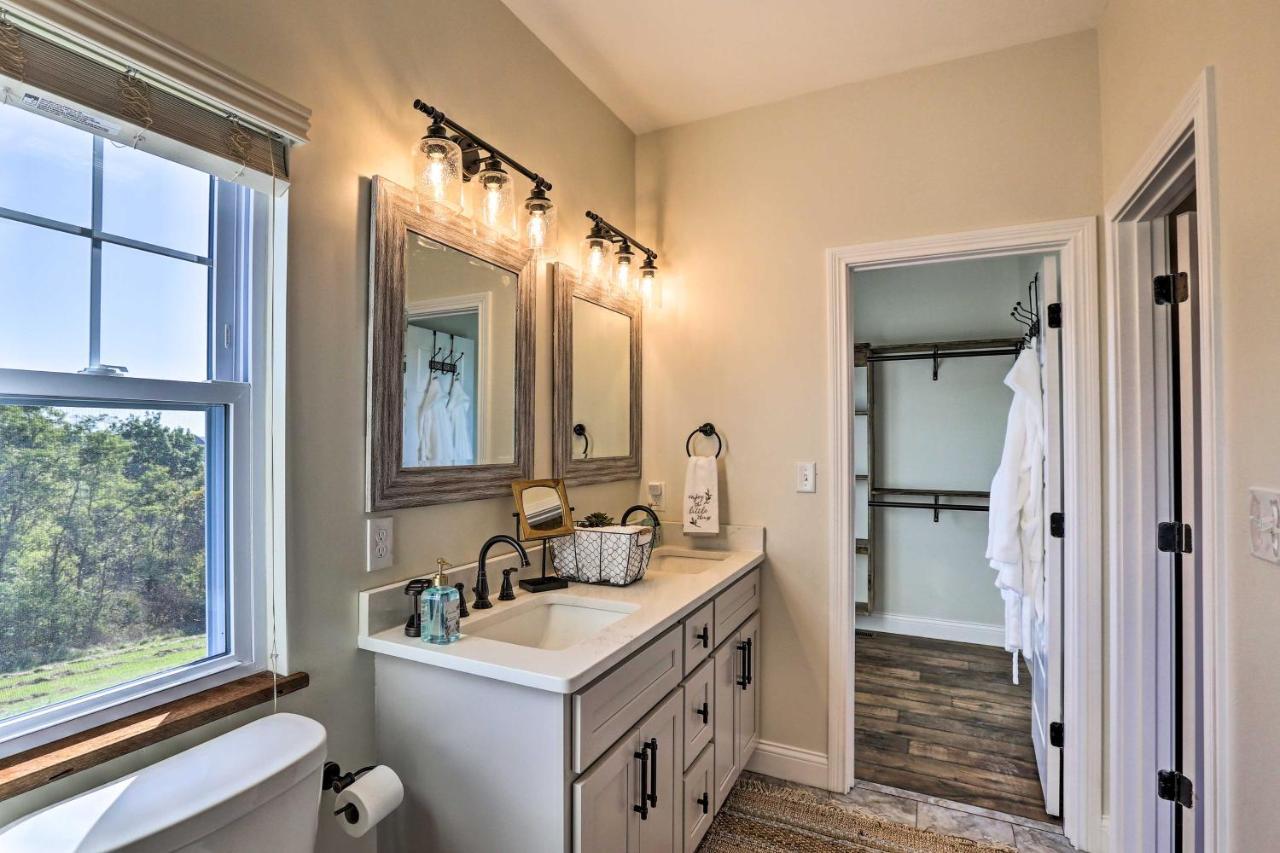 Вилла Chic Williamstown Retreat With Pool And Hot Tub! Экстерьер фото