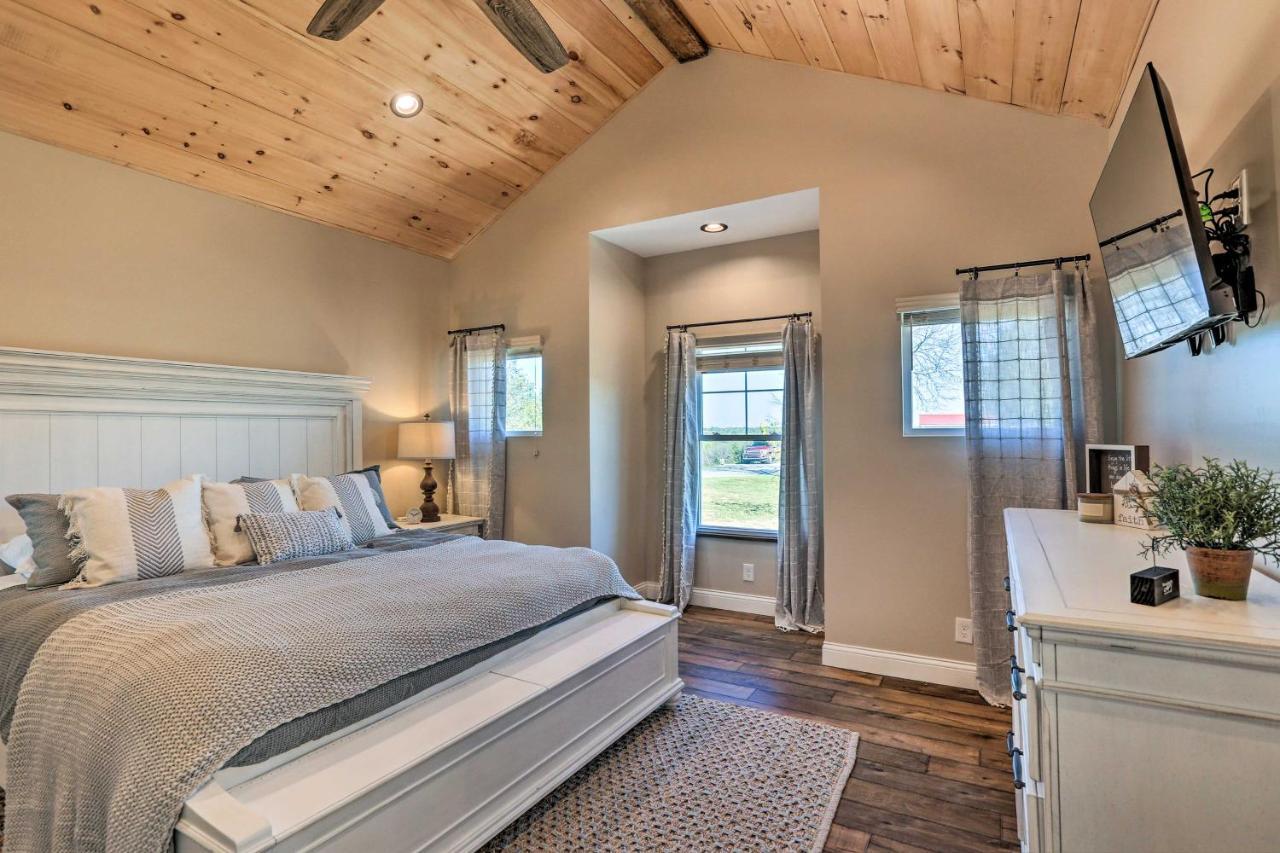 Вилла Chic Williamstown Retreat With Pool And Hot Tub! Экстерьер фото
